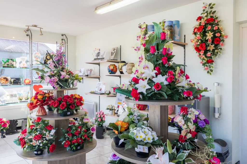 Vaste choix de compositions de fleurs artificielles pour deuil et Toussaint.