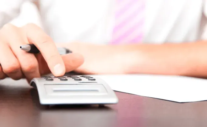 Utilisation d'une calculatrice pour estimer le coût de obsèques.